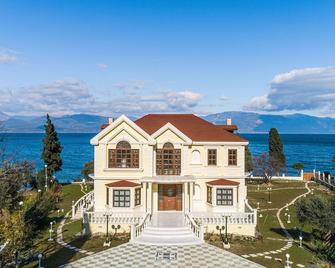 Villa Filoxenia - by the sea - up to 12 guests - Psathopyrgos - Edificio