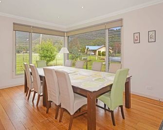 Located on valley floor, amazing views, 300mm to shops, wildlife in abundance. - Halls Gap - Essbereich