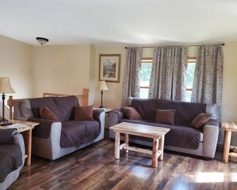 Spectacular views-private on 5 acres, Six miles to Ohiopyle and Fallingwater! - Mill Run - Sala de estar