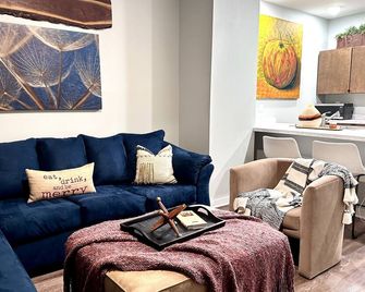 Three bedroom townhome, blocks from idyllic downtown - Oskaloosa - Living room