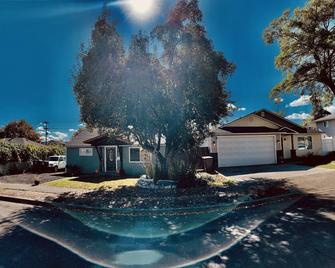 Cozy Cheerful Gonzaga 3 Bedroom One Level Home - Spokane - Building