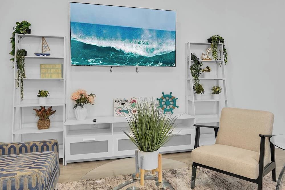 Beautiful relaxing and Spacious 3 bedroom 2 bathhouse close to the beach, - جاكسونفيل (فلوريدا) - غرفة معيشة