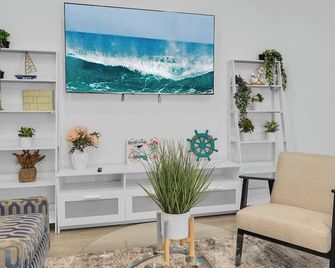 Beautiful relaxing and Spacious 3 bedroom 2 bathhouse close to the beach, - Jacksonville - Sala de estar