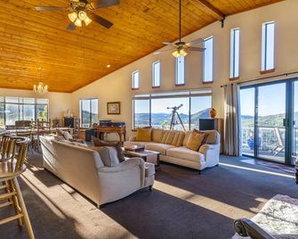 'A Living Canvas' A home with views you will not forget! - Julian - Wohnzimmer