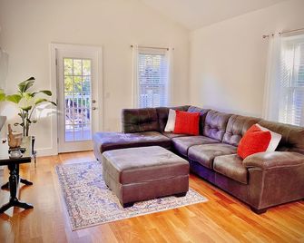 Perrin Place Unit 3 - Boston - Living room