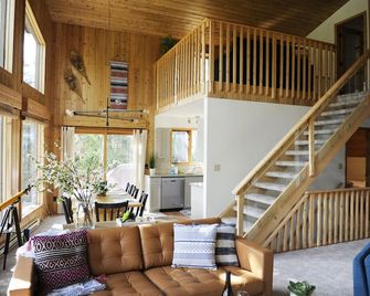 Mid Century Mountain Modern Cabin - Invermere - Living room