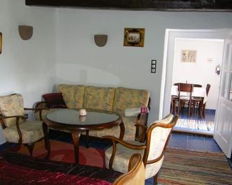 Comfortable Holiday Home In The Vineyards, In An Absolutely Quiet Location - Döbrököz - Sala de estar
