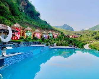 Moc Chau Island - Bach Long Glass Bridge - Moc Chau - Pool