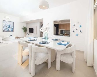 Elegant Waterfront Villa W Sunset Terrace - Umm Al Qaiwain - Jídelna