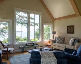 Wonderfully Appointed, Classic Maine Waterfront Cottage - Spruce Head - Sala de estar