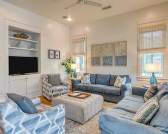 Destin Dream by Avantstay 2-story Home, Walk to Beach, Hot Tub - Miramar Beach - Living room