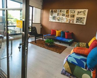 Post Factory Bed & Breakfast Hostel - Bangkok - Sala de estar