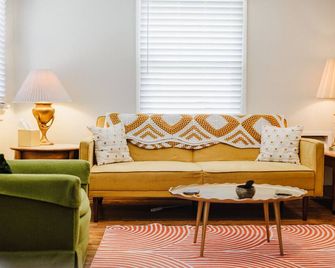 The Stardust Cottage Near Downtown Klamath Falls - Klamath Falls - Living room