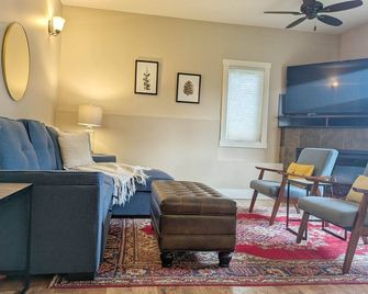 Stylish And Comfy 2br Condo Near Hot Spr - Radium Hot Springs - Living room