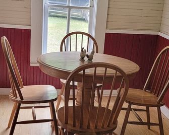 Quiet country rustic cabin. - Woodville - Dining room