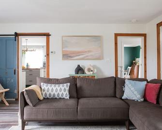 Private whole home, perfect for an amazing County getaway - Prince Edward - Living room