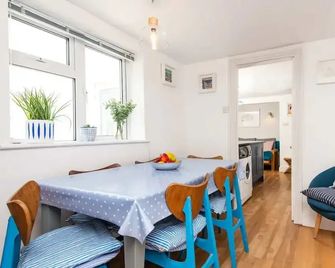 Quirky 1 Bedroom Apartment in Kemptown - Brighton - Dining room