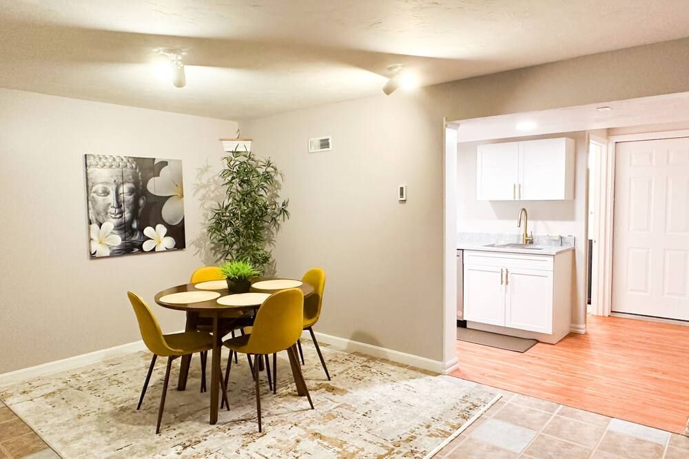 Beautiful family getaway, walking distance to markets, 35 min drive to Boston