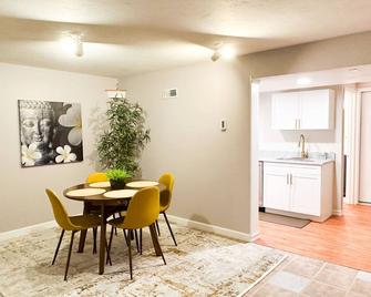 Beautiful family getaway, walking distance to markets, 35 min drive to Boston - Hopkinton - Dining room