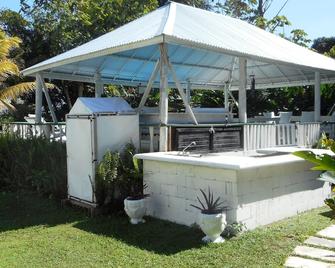 Chippewa Village Cottage - Grange Hill - Patio