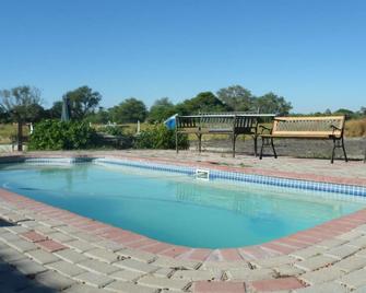 Kesmo Lodge - Maun - Piscina