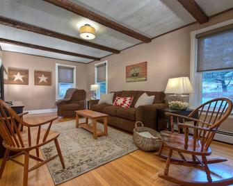 Bittersweet Guest House Nestled In The Hills Of Pennsylvania Dutch Country - Kutztown - Living room