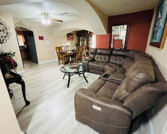 Beautiful 4-Bedroom Home; 5 Min From Strip - Las Vegas - Living room