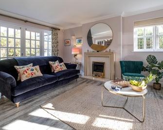 1 Sanctuary Court - Aldeburgh Coastal Cottages - Thorpeness - Living room