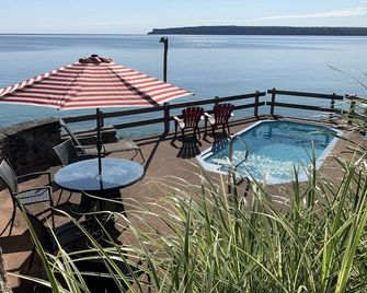 Spectacular views- Stone Cottage, steps to the water, heated pool, pet friendly - Lion's Head - Balcony