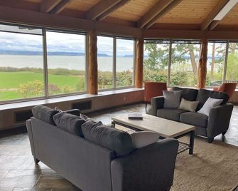The Alpaca Retreat - Luxury Farm House With Water View! - Camano Island - Living room