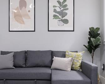 Cosy 2-bed Basement Suite In Quiet Neighbourhood - Delta - Вітальня