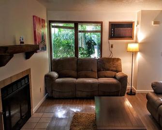 Quiet and convenient Townhouse in Spokane Valley - Spokane Valley - Living room