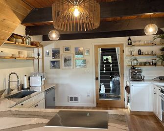 Alpine Haus Cabin • Hot Tub • Views • Next to Schweitzer Village! - Sandpoint - Kitchen