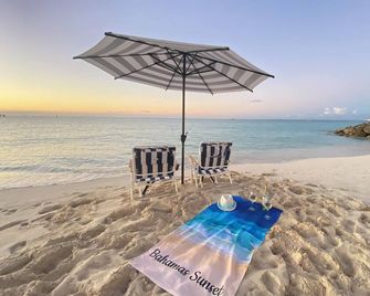 New! Beautiful 'Bahamas Sunset' Ocean View! Walk to Pool/Casino! Private Beach - Bailey Town - Playa