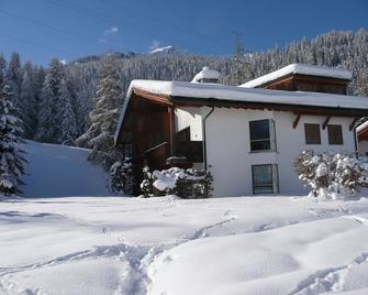 Spacious And Comfortable Alpine Apartment In Beautiful Location - Klosters-Serneus - Building