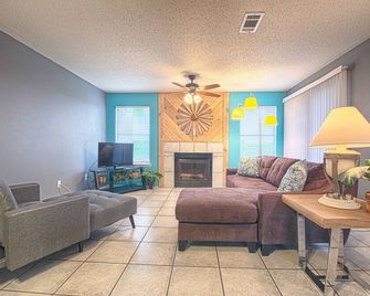 Escape to the shoreline of Lake LBJ - Best Kept Secret - Marble Falls - Living room