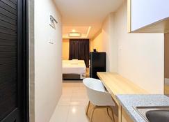 Comfy Studio Room at De Prima Apartment Medan Apartment - Medan - Wohnzimmer