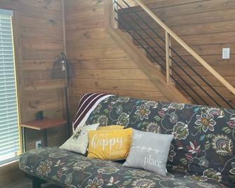 A&M Country Living Little Sunset - Navasota - Living room