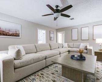 4 Br With 3 Ba Turf Backyard New - San Angelo - Sala de estar