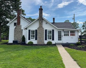 Historic circa 1790 2 bedroom farmhouse on 6 acres in beautiful Paris, Kentucky. - Paris - Edificio