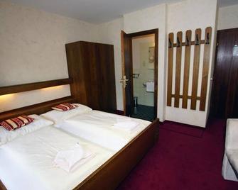 Double room with shower, toilet, balcony - Heidi, pension - Kaprun - Bedroom