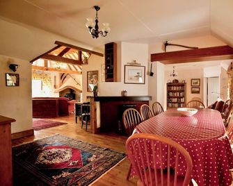 Little Orchard Cottage - sleeps 5 guests in 3 bedrooms - Bettystown - Dining room