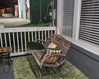 Charming Bungalow 2 bedroom house in wonderful Logan with fitness room. - Logan - Balcony