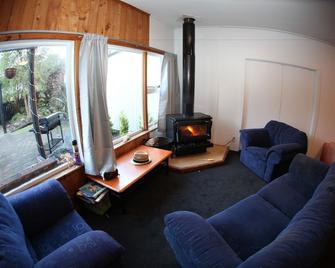 Adventure Inn Marahau - Marahau - Living room