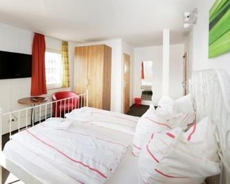 Hotel Goldener Hahn - Duisburg - Bedroom