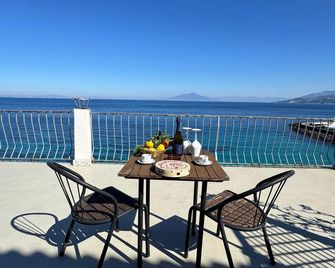 هوتل بيلفيديري آند تري ري - كابري - شرفة