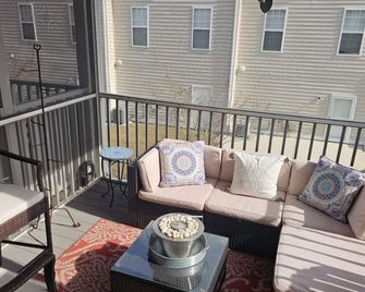 4bedroom Beach Retreat in charming Long Neck with Rooftop View and lounging deck - Long Neck - Balcony