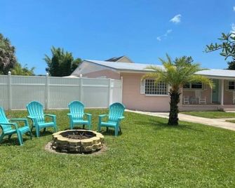 Beautiful Coastal Beach Home - 2 min walk to Beach- 4 bedroom 3 bath 2 masters! - Neptune Beach - Patio