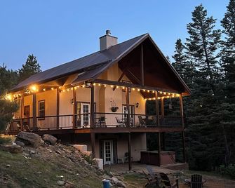 The Place To Be -4 bedroom 3 bath Mountain home - Guadalupita - Building