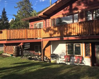 Spacious private king suite steps to DT Banff - Banff - Building